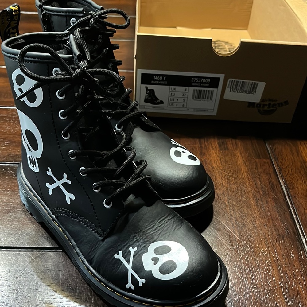 Dr. Martens black with skulls youth boots size us 6 youth